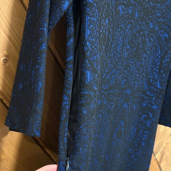 Anna Scott Elegant Black and Blue Lace Overlay Patterned Dress - Picture 4 of 6